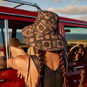 LACK OF COLOR Formes Holiday Bucket Hat in Black